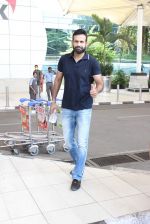 Irfan Pathan snapped at airport on 17th Oct 2015